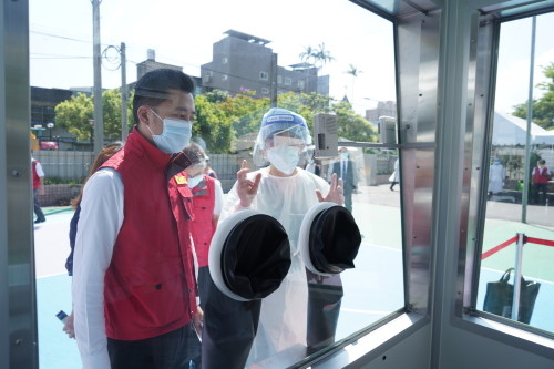 新竹市醫師公會理事長邱國華（右）向新竹市長林智堅說明PCR篩檢站。